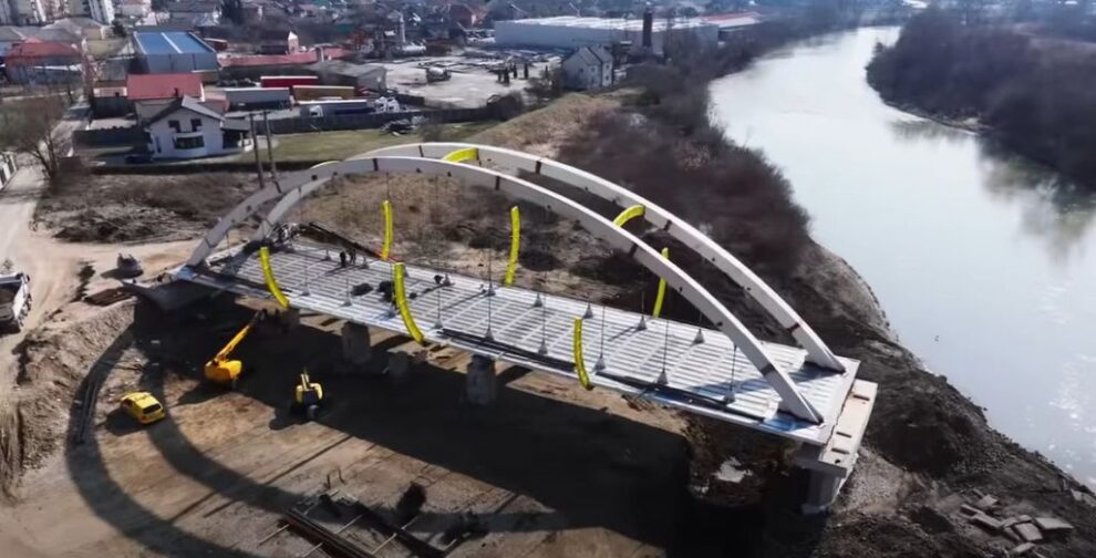 Podul de la Șuri din Beclean capătă formă în cadrul unui proiect de mobilitate urbană