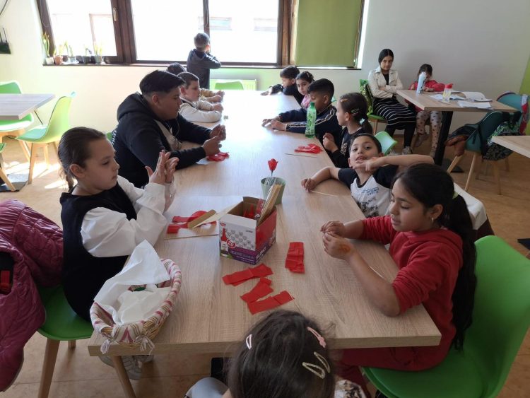 Atelier creativ pentru copii la Centrul Multifuncțional Romanii