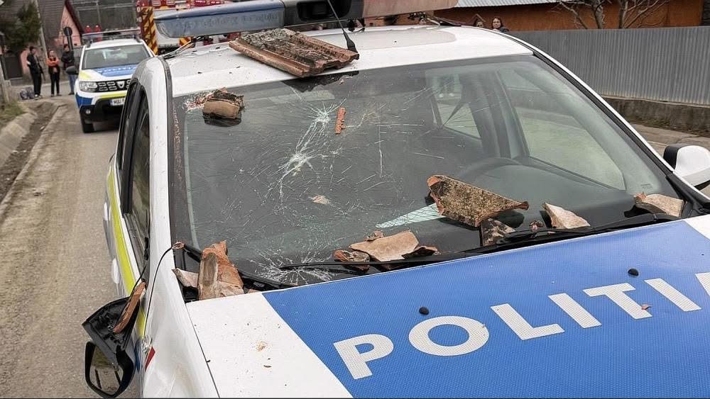 Incident dramatic în Agăș: tânăr amenință cu sinuciderea de pe acoperiș