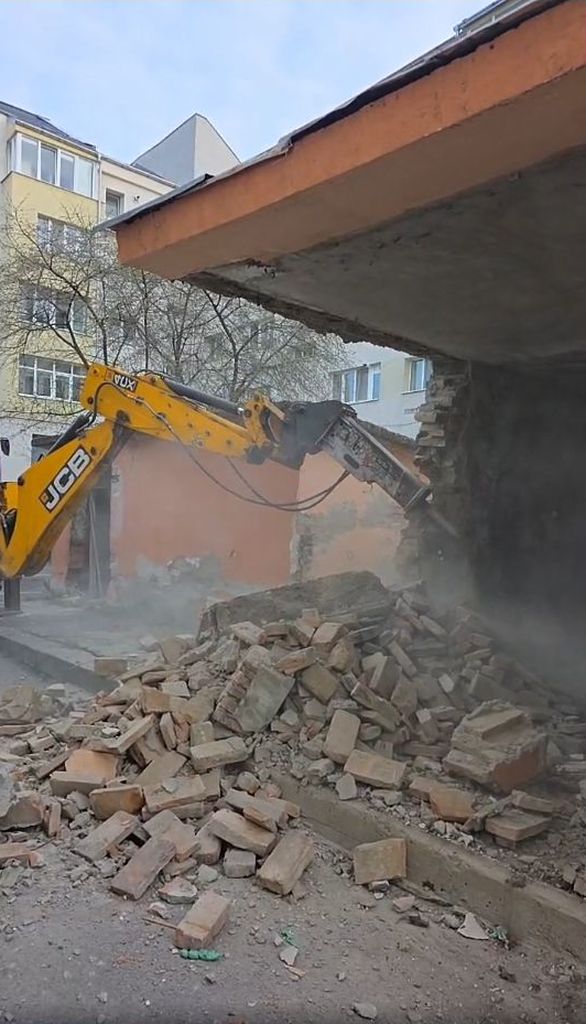 Primarul Lazany începe demolarea clădirilor ilegale din oraș