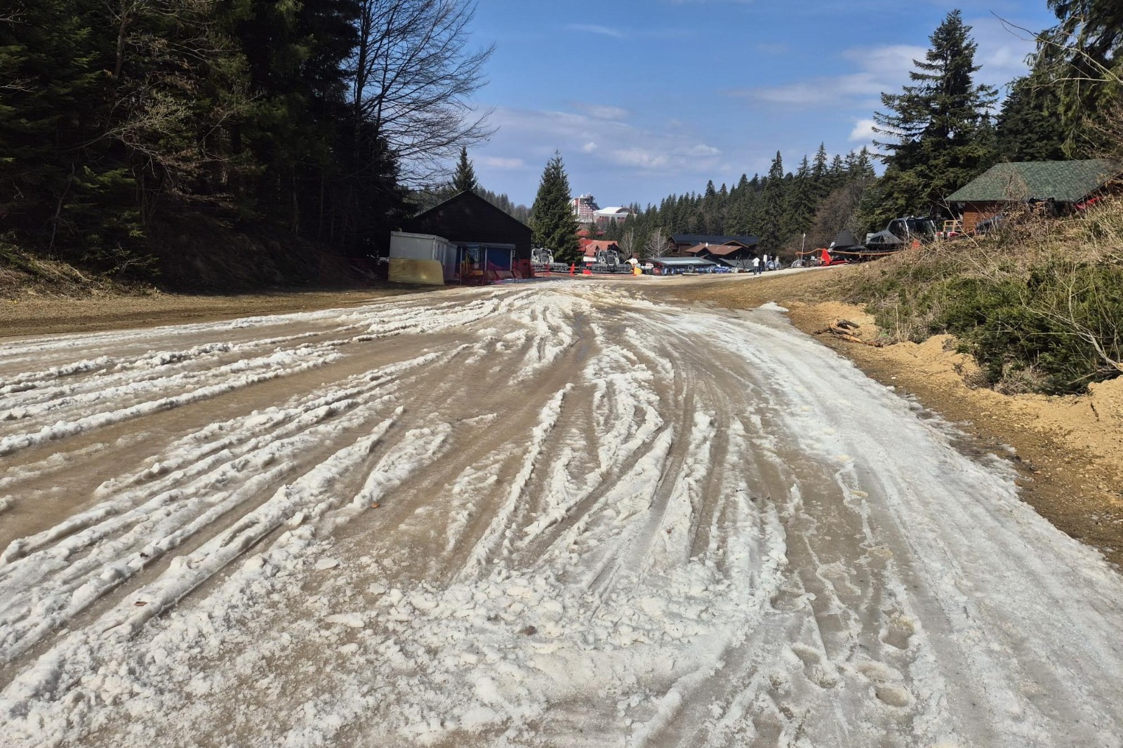 Se închid pârtiile din Poiana Brașov din cauza temperaturilor ridicate