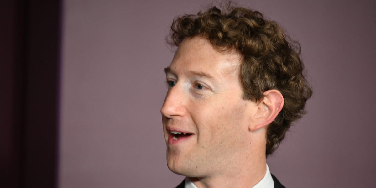 Câțiva angajați Meta au fost rugați să lucreze de acasă în așteptarea concedierilor