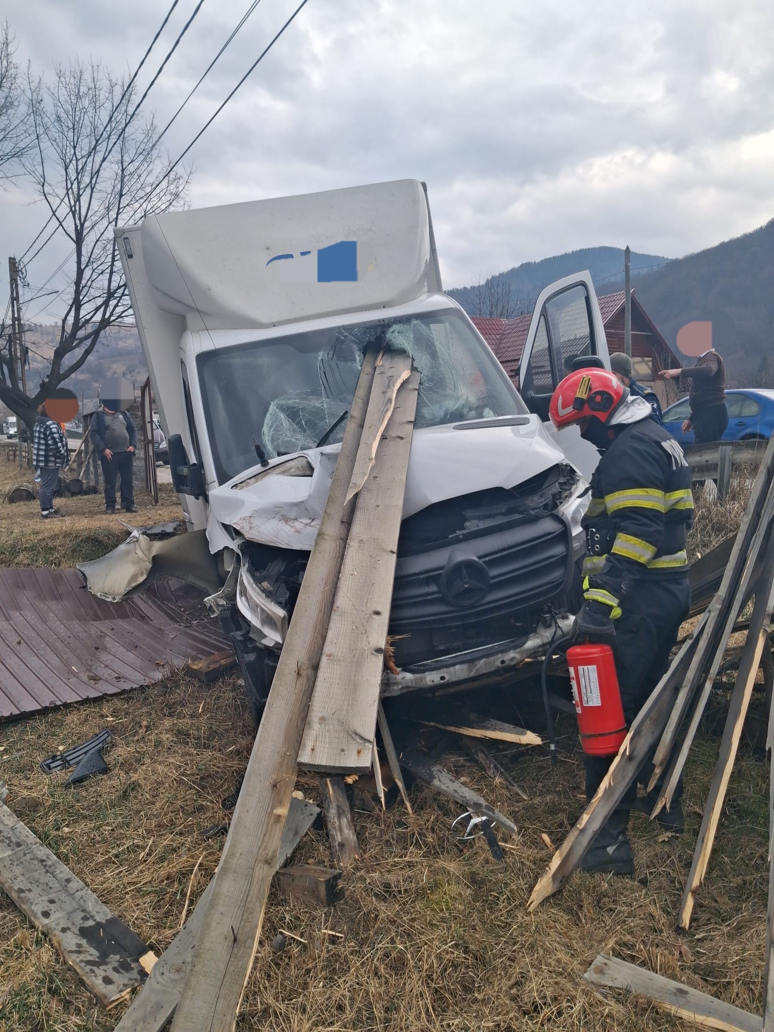 Accident grav pe DN 15 în Grințieș: o autoutilitară lovește un gard