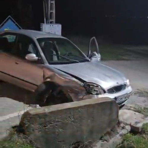 Accident pe raza comunei Plopșoru: Un autoturism a lovit un cap de pod
