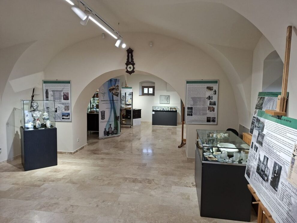 Expoziție gratuită la Castelul Teleki despre istoria farmaciilor din Bistrița