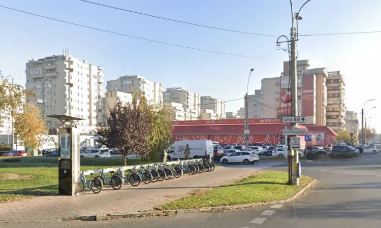 Femeie cerșind pe carosabilul din zona Mărăști, pericol pentru trafic