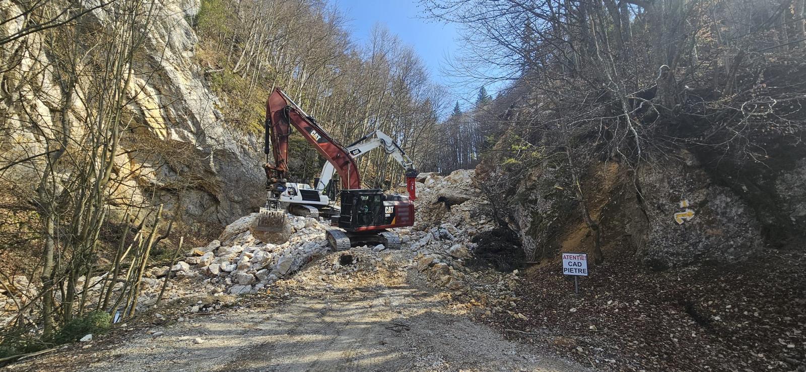 Lucrări de îndepărtare a stâncilor căzute la Pietrele lui Solomon