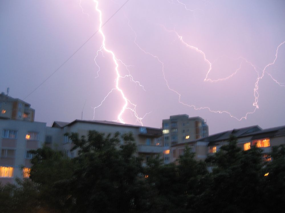 Prognoza meteo: Ploi și ninsori în toată țara în weekend