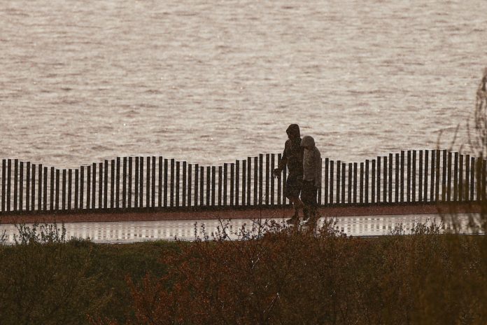 Atenționare meteo: Vânt puternic și ploi abundente în mai multe regiuni