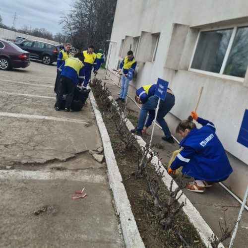 Siderurgiștii din Galați participă la curățenia de primăvară pe platforma Liberty