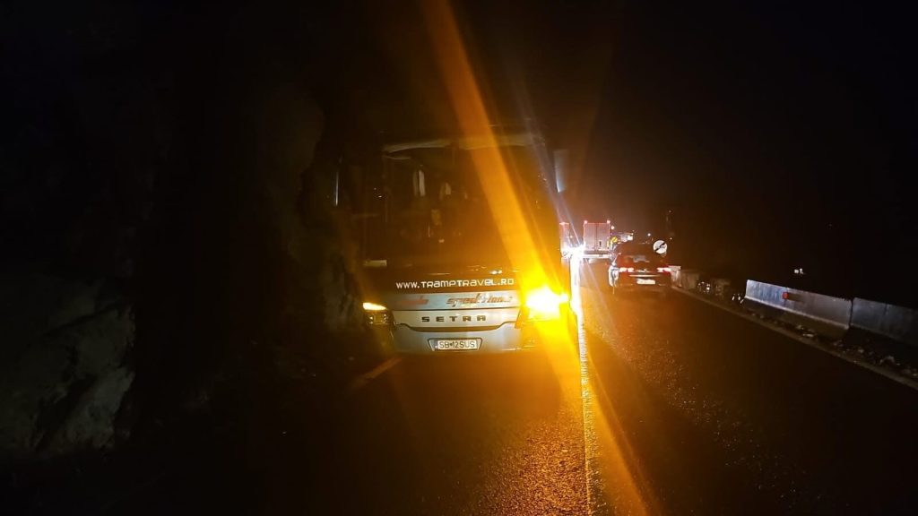 Circulația îngreunată pe DN 7 din cauza unui autocar defect