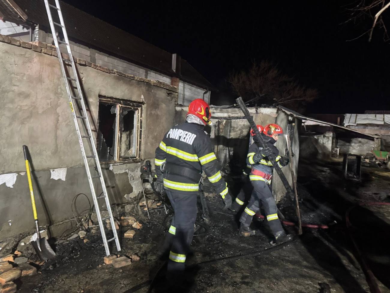 Incendiu devastator în Băleni Sârbi: locuință distrusă, comunitatea se mobilizează