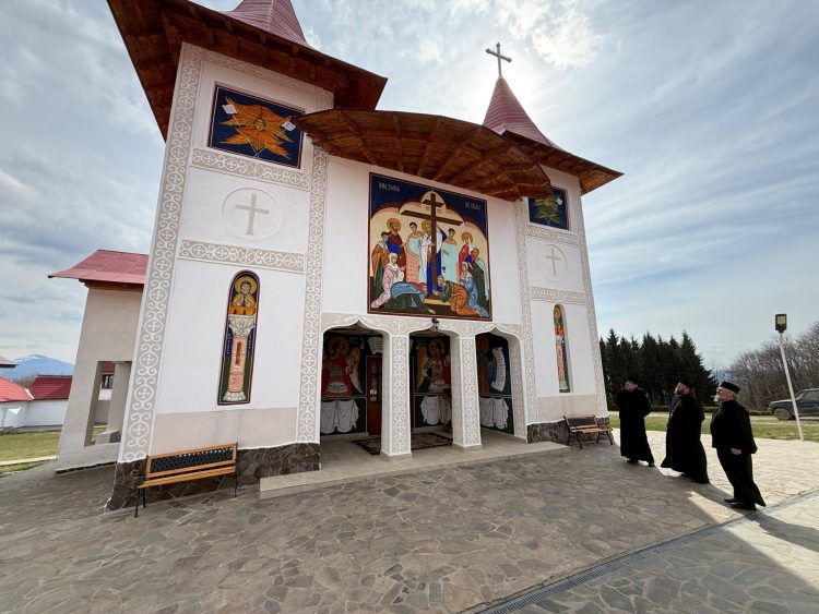 Preasfințitul Timotei Sătmăreanul vizitează mănăstirile din Lăpuș