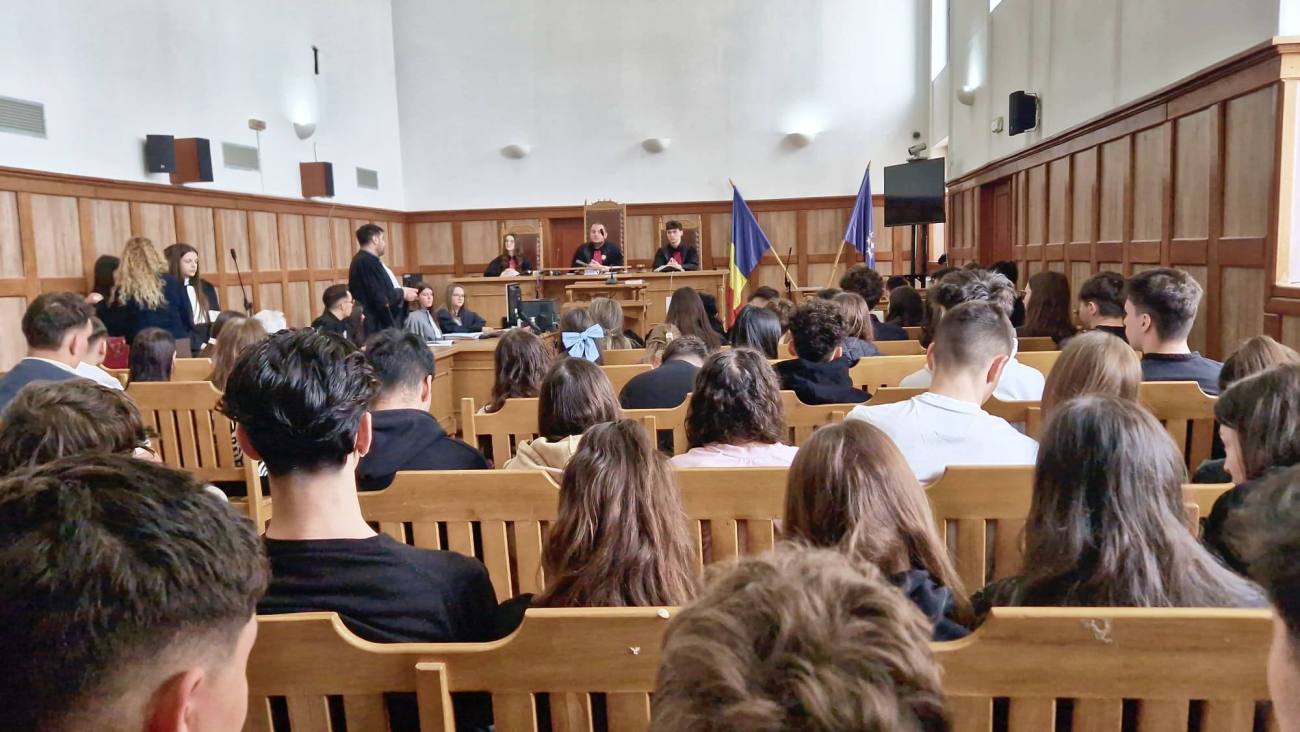 Judecătoria Dâmbovița deschide porțile către elevi prin simulări de proces