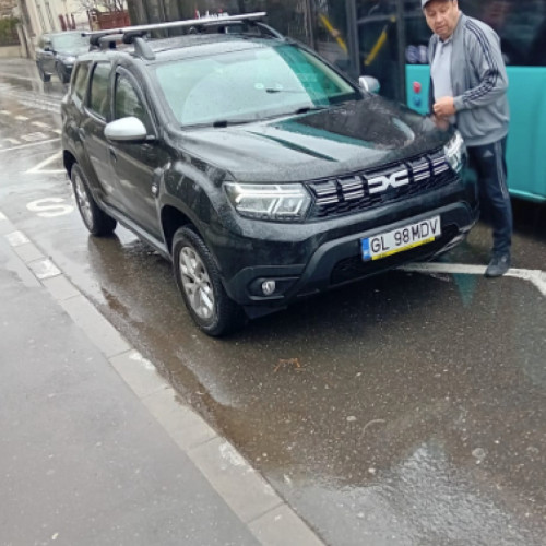 Scandal în fața CNVA: Șofer de Uber injură și scuipă o elevă, filmat de martori