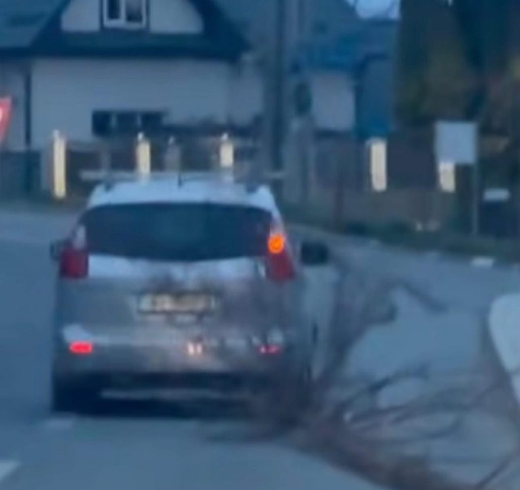 Incident bizar în Bistrița: un autoturism tracta un trunchi de copac