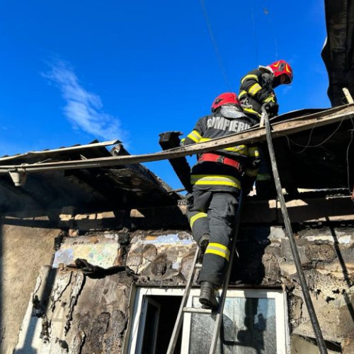Incendiu la o gospodărie din Țifești: Echipaje de intervenție la lucru