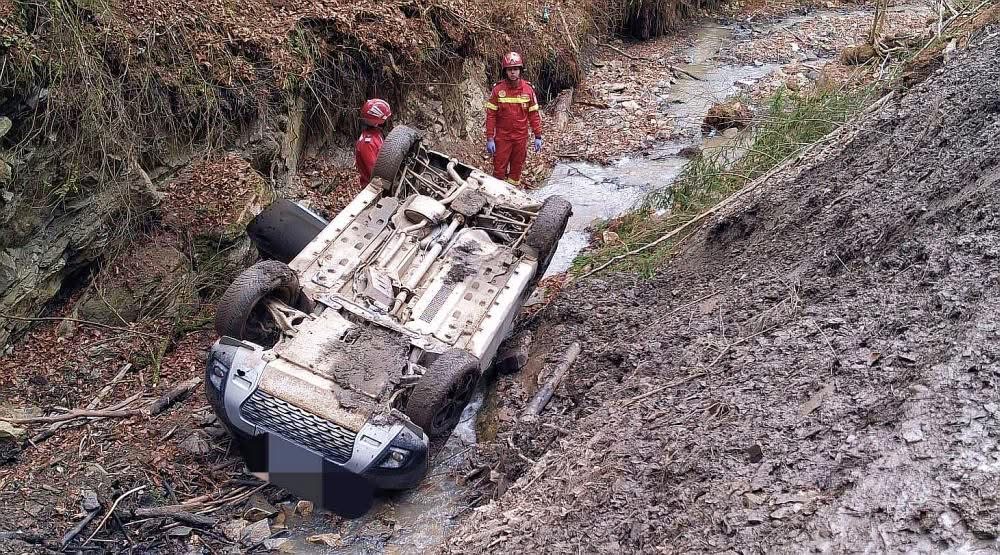 Accident tragic în comuna Poiana Teiului: un bărbat a murit după ce mașina a căzut într-un pârâu