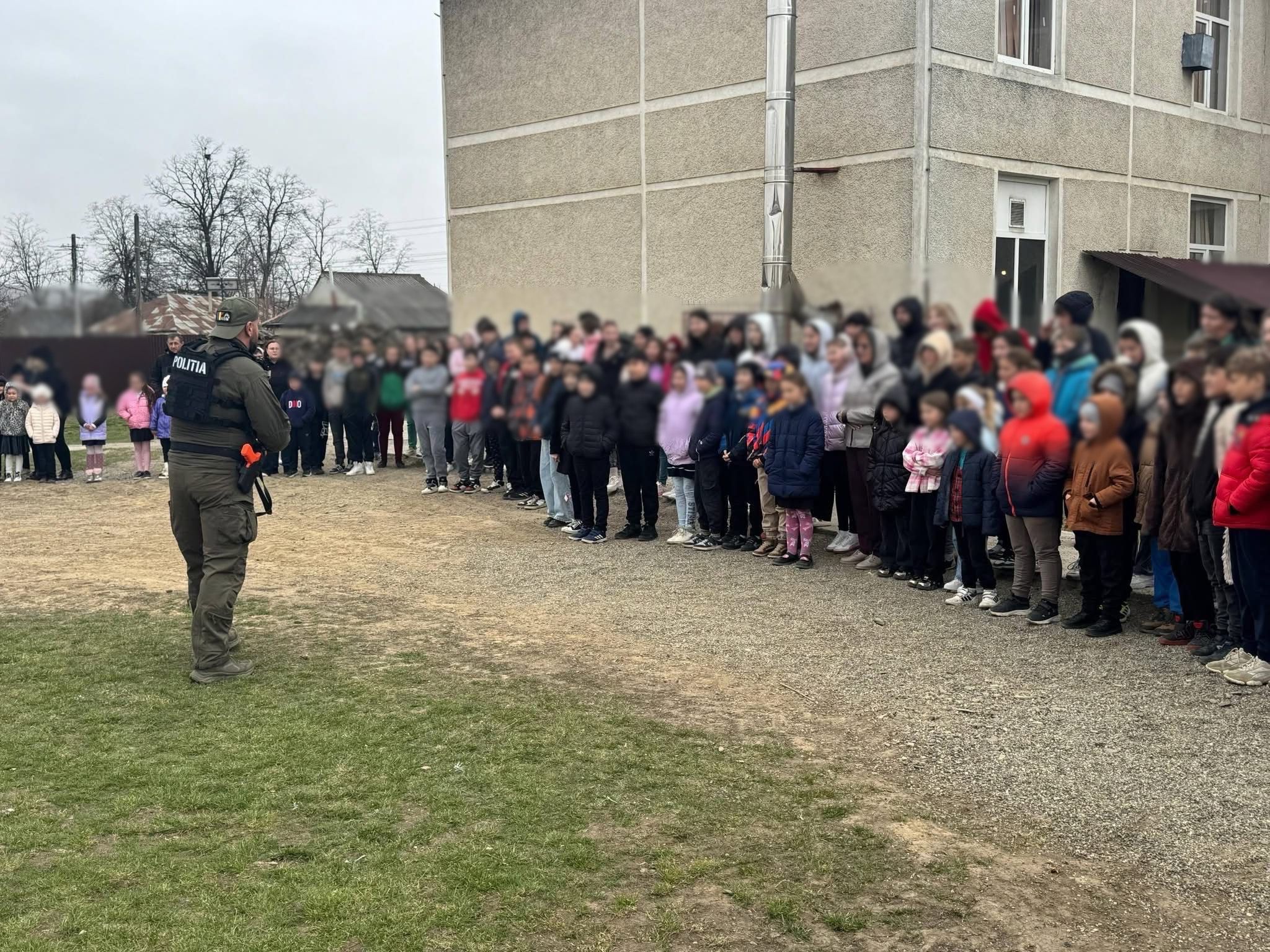 Câinii polițiști din Neamț fascinează elevii din Tupilați
