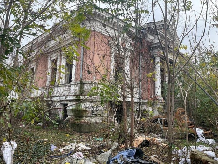 Clădire de patrimoniu din București degradează, alertând Primăria
