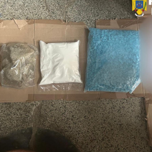 Un adolescent de 17 ani din Arad, prins cu droguri în București