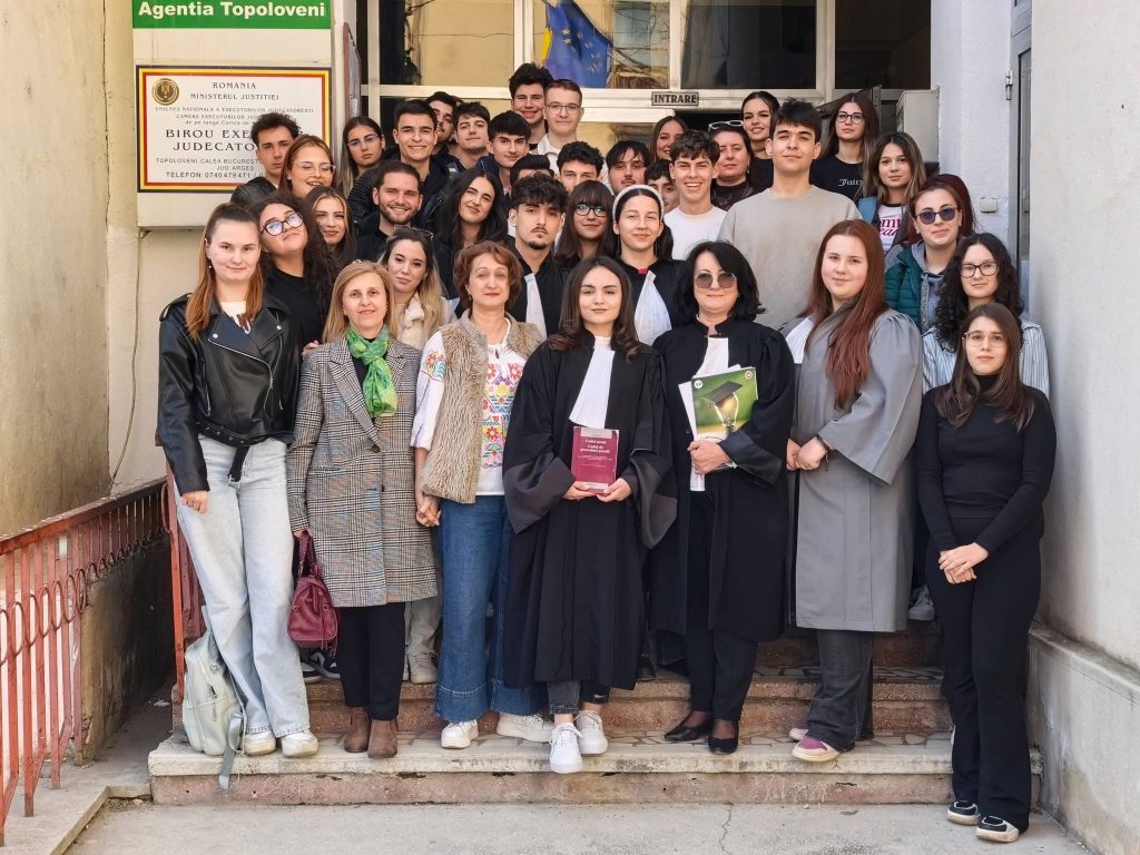 Elevii din Topoloveni participă la un proces simulat pentru a înțelege justiția