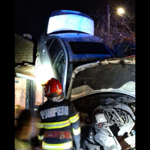 Un autoturism a aterizat pe acoperișul unei case din Coșărele