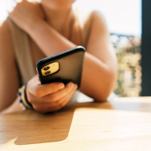 Cercetările evidențiază cum companiile ar putea face rețelele sociale mai puțin adictive pentru adolescenți