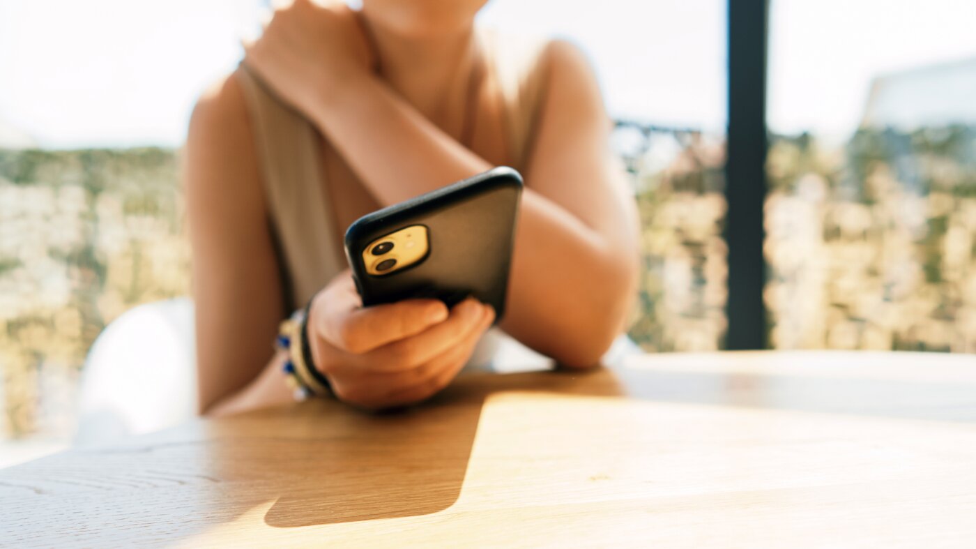 Cercetările sugerează cum ar putea companiile să facă rețelele sociale mai puțin adictive pentru adolescenți