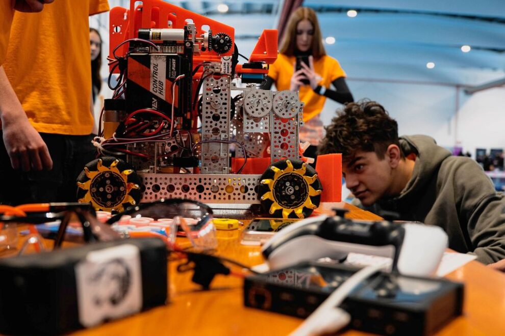 Primarul Lazany promovează un hub de robotică pentru elevi în Bistrița