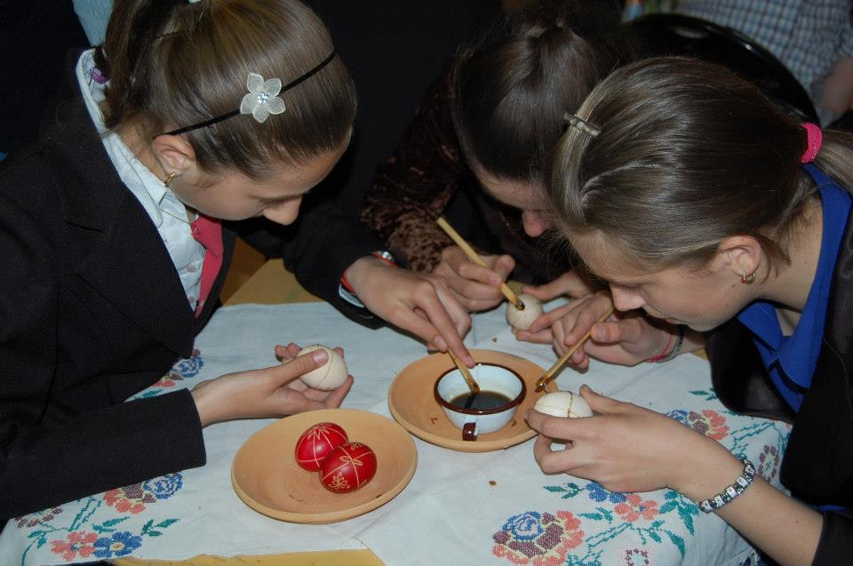 Șezătoare tradițională aduce bucurii de Paște și Florii