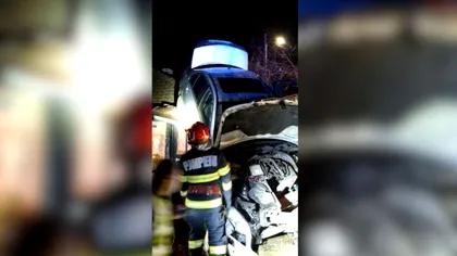 Mașină ajunsă pe acoperișul unei case în Prahova, fără răniți