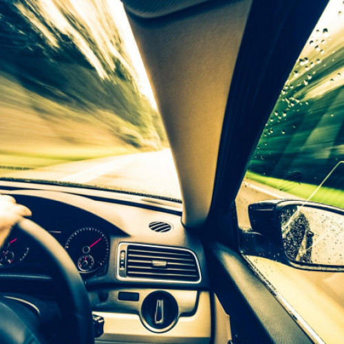 Un tânăr fără permis s-a filmat în timp ce conducea periculos și a provocat un accident: „Nu vreau să mă omor în noaptea asta, dau daună!”