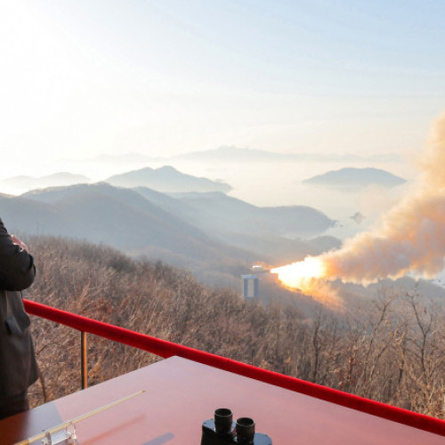 Kim Jong Un asistă la testarea unui motor de rachetă cu combustibil solid