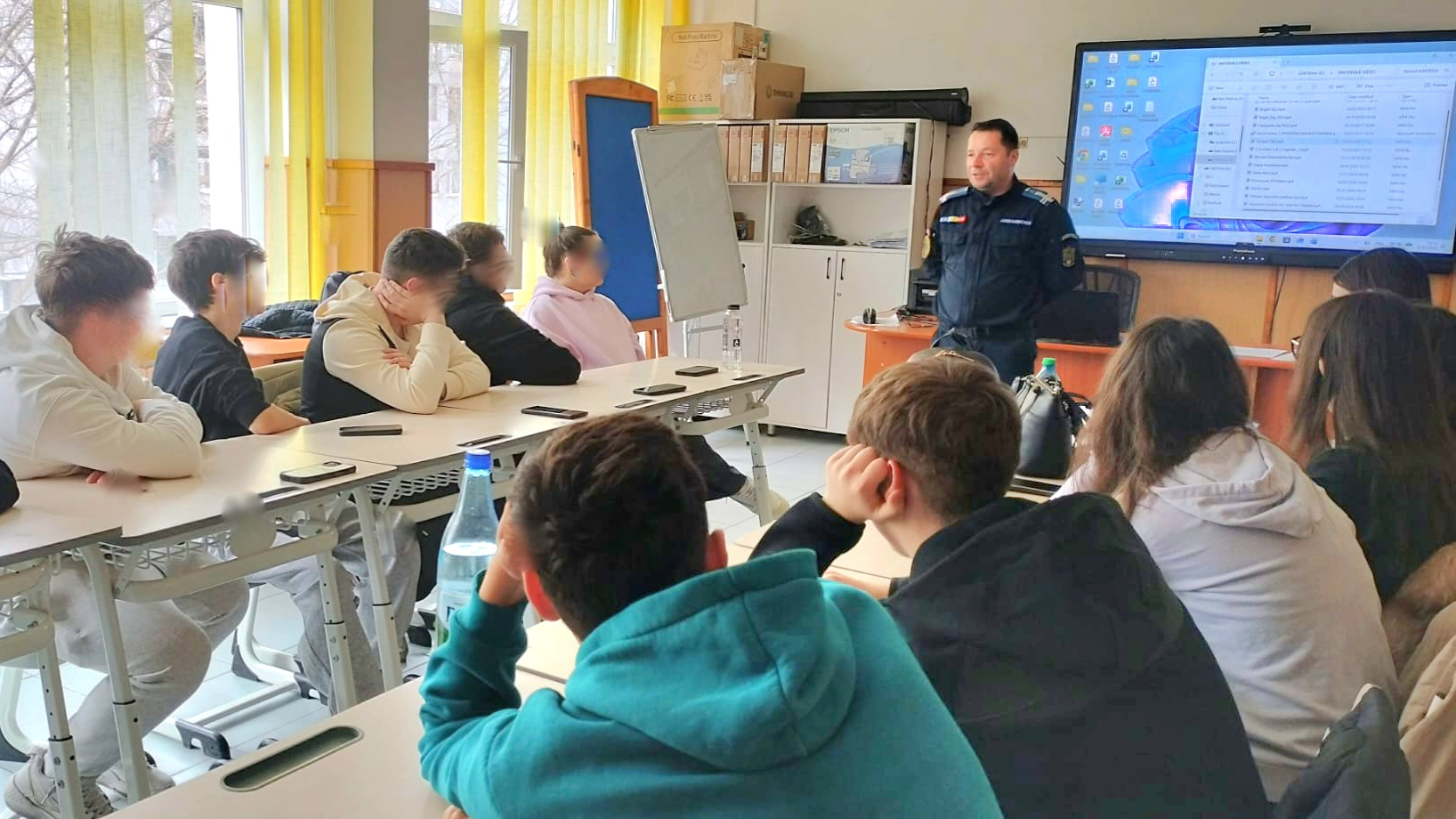 Elevii de la Colegiul „Virgil Madgearu” Galați, întâlnire educativă cu jandarmii și polițiștii