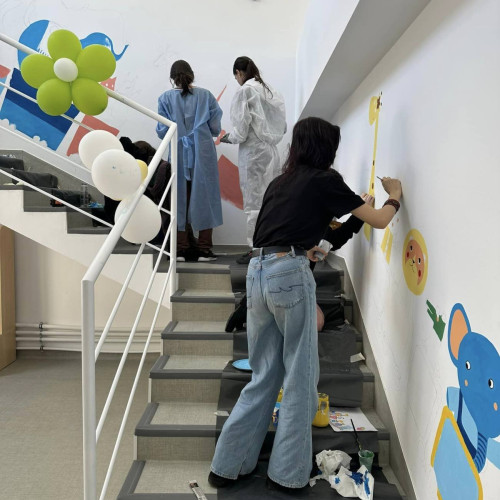 Elevi din Liceul de Artă din Târgoviște aduc culoare la Grădinița nr. 2 în colaborare cu voluntari de la același liceu