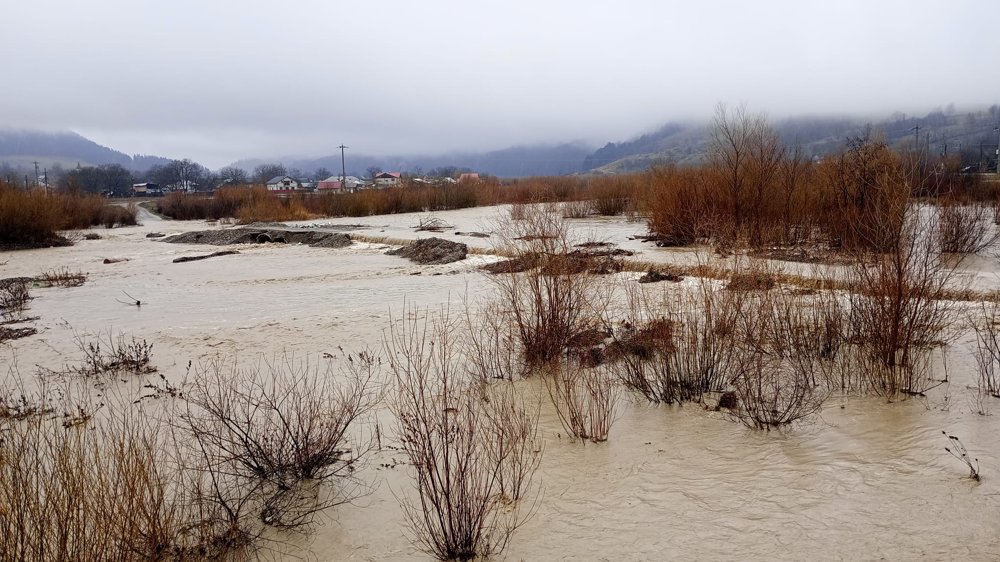 Aversele de apă afectează Crăcăoaniul: drum impracticabil și alertă de inundații