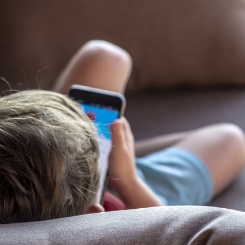 Studiu alarmant: Timpul petrecut pe rețelele sociale crește riscul de depresie la adolescenți