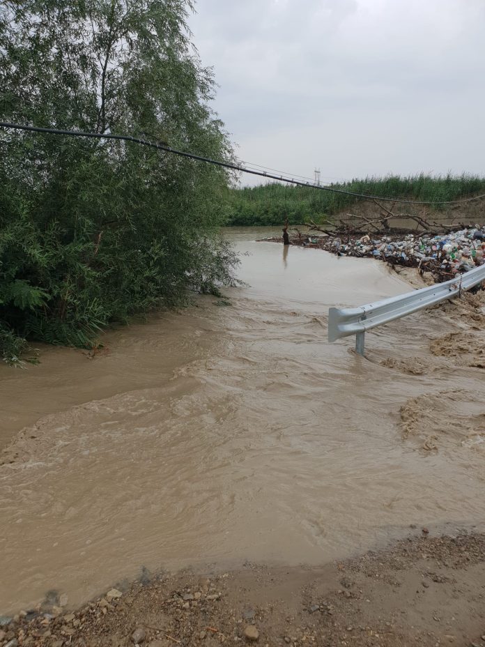Ploile abundente din Vrancea provoacă creșteri ale debitelor cursurilor de apă
