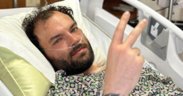 Jucător de hochei împărtășește cele 2 simptome care l-au dus la diagnosticul de cancer colorectal în stadiul IV la 26 de ani