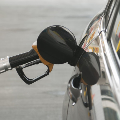 Polonia introduce plafon la prețurile combustibililor pentru a sprijini consumatorii