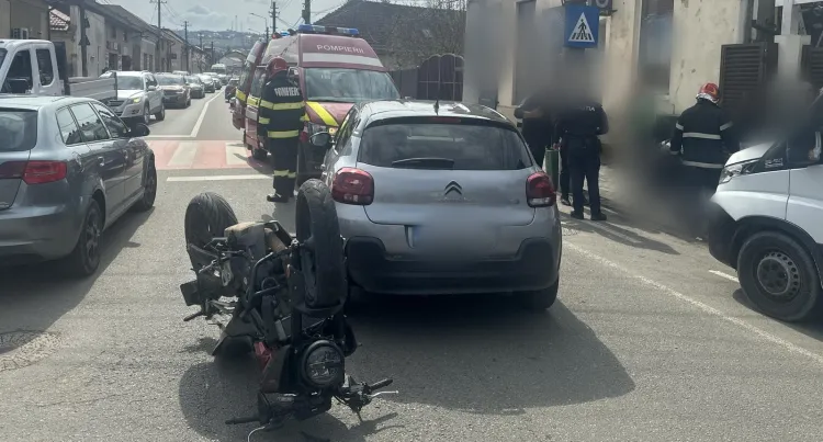 Accident rutier în Dej: un tânăr rănit după coliziunea unei mașini cu o motocicletă