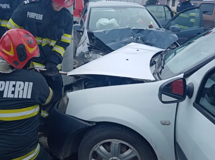 Accident rutier pe strada Florilor din Dej: două persoane transportate la spital