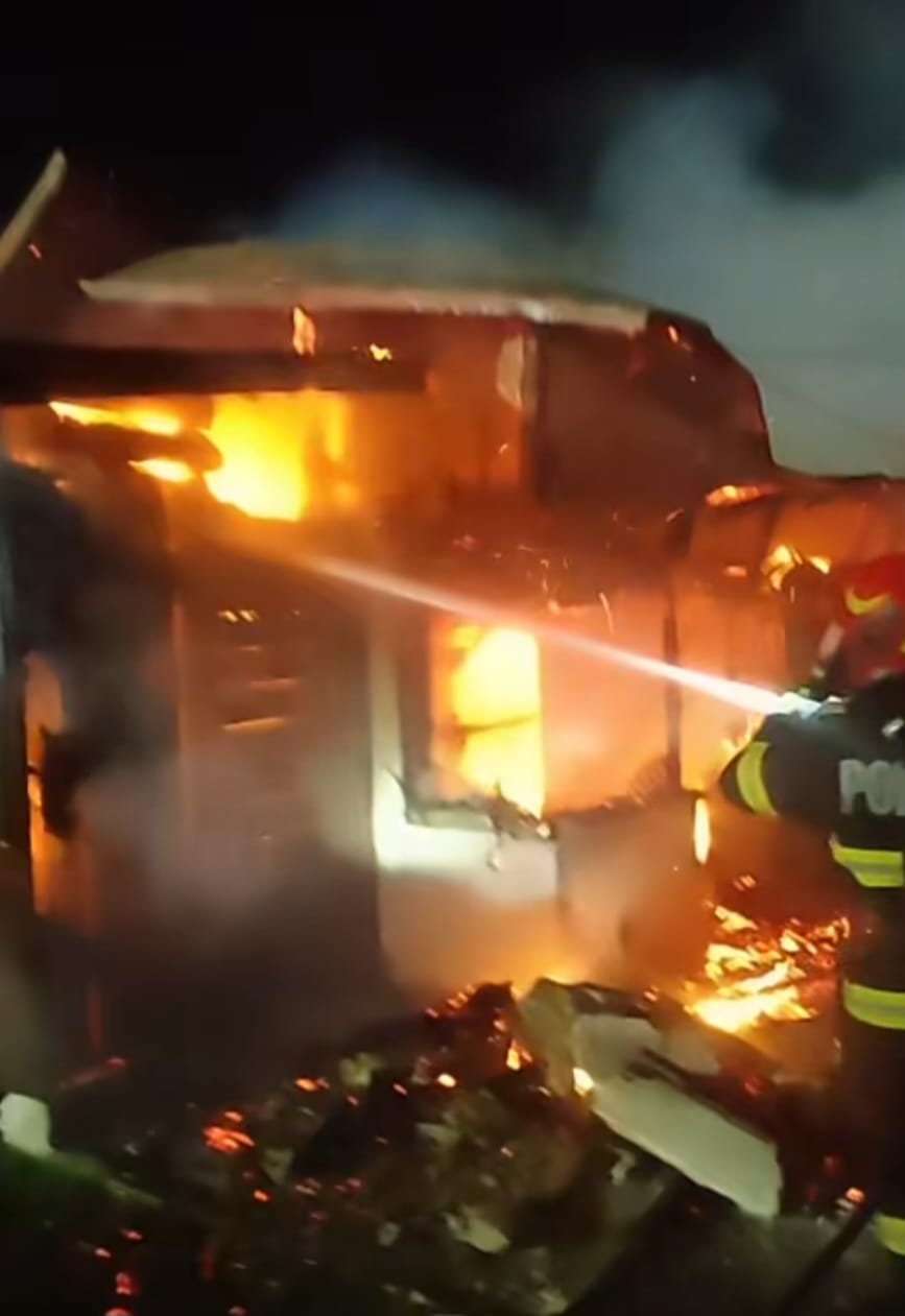 Incendiu devastator în Secuieni din cauza unei lumânări
