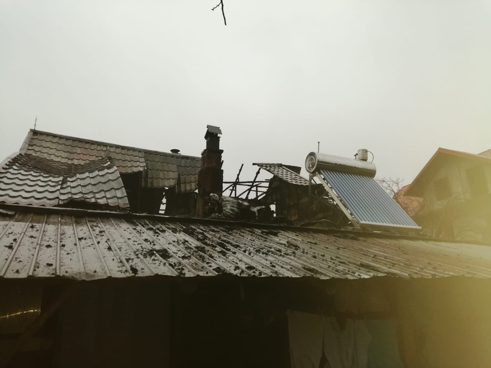 Incendiu devastator într-o casă din Tazlău, pompierii au intervenit rapid