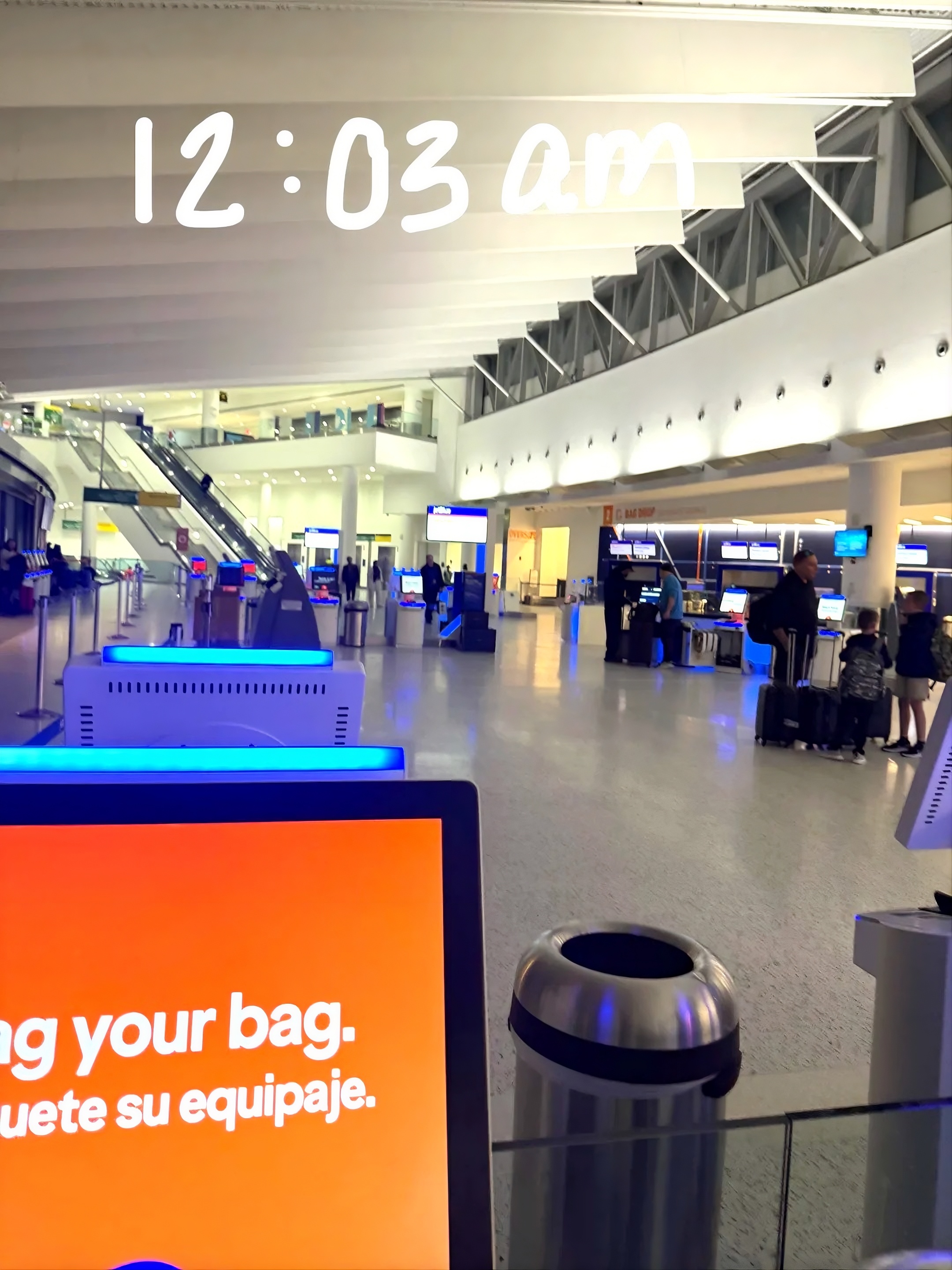 Pasagerii ajung acum la miezul nopții pentru zboruri de la 6 dimineața din cauza haosului de la TSA