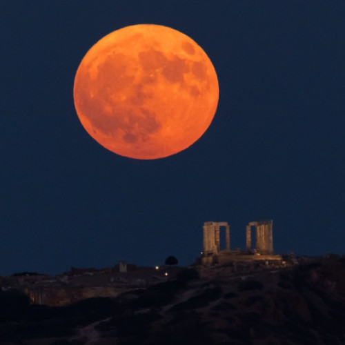 Primăvara aduce Luna Roz și Luna Albastră pe cerul nostru