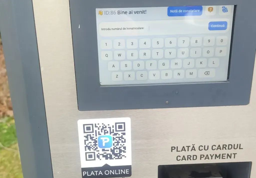 Șoferii din București, avertizați despre coduri QR false pe parcometre