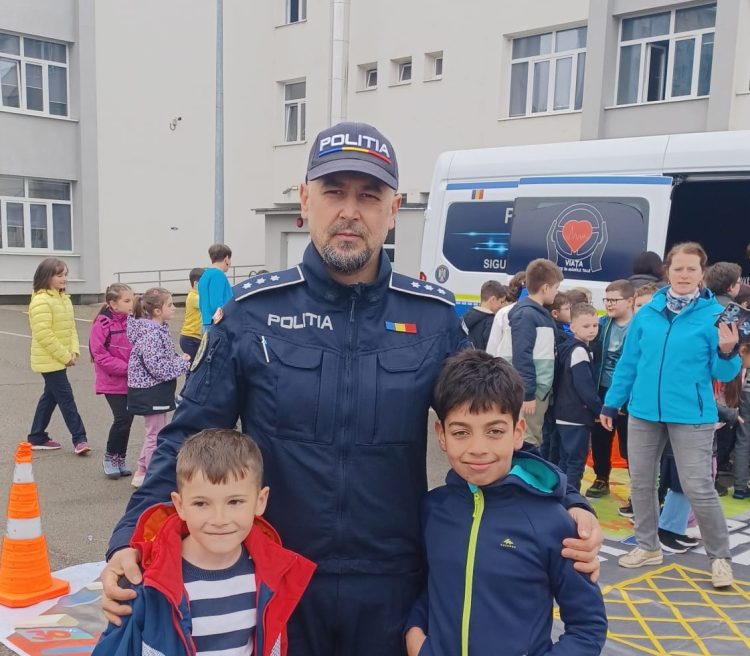 Polițiștii din Baia Mare desfășoară activități educativ-preventive la școală