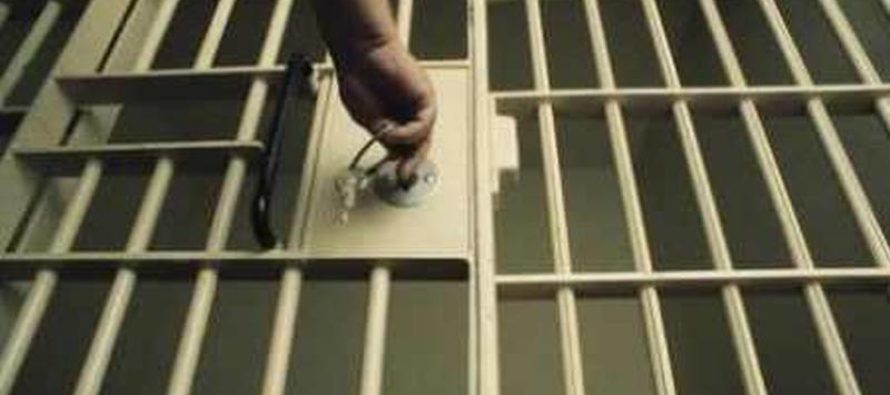 Bărbat arestat după ce a incendiat mașina vecinului în Gorj